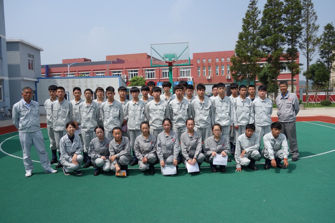 常石造船海外集團(tuán)公司的常石集團(tuán)（舟山）造船有限公司，給岱山縣職業(yè)技術(shù)學(xué)校常石分校12名優(yōu)秀學(xué)生頒發(fā)常石獎(jiǎng)學(xué)金